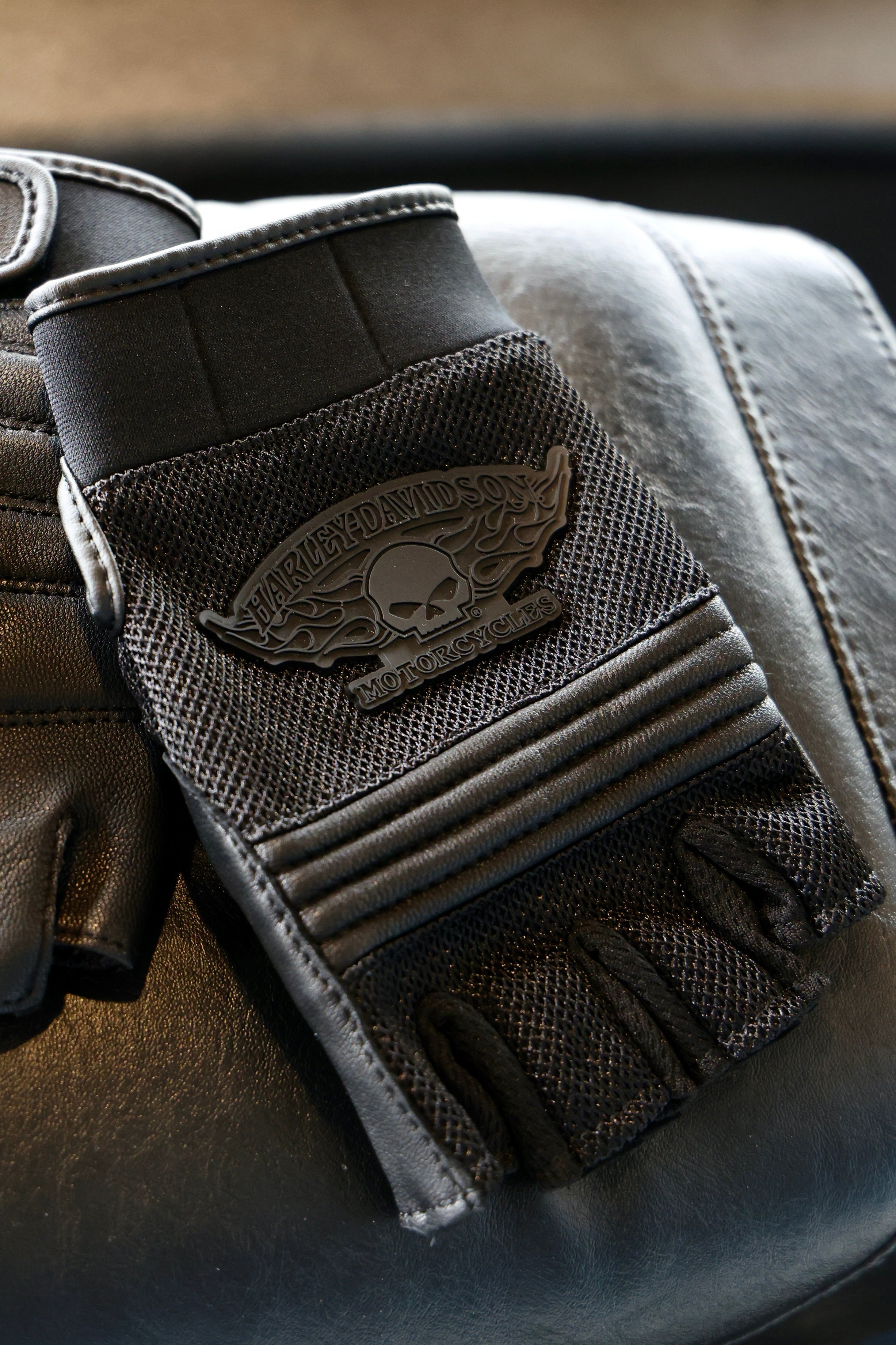 HARLEY-DAVIDSON® MEN'S WINGED SKULL FINGERLESS GLOVES