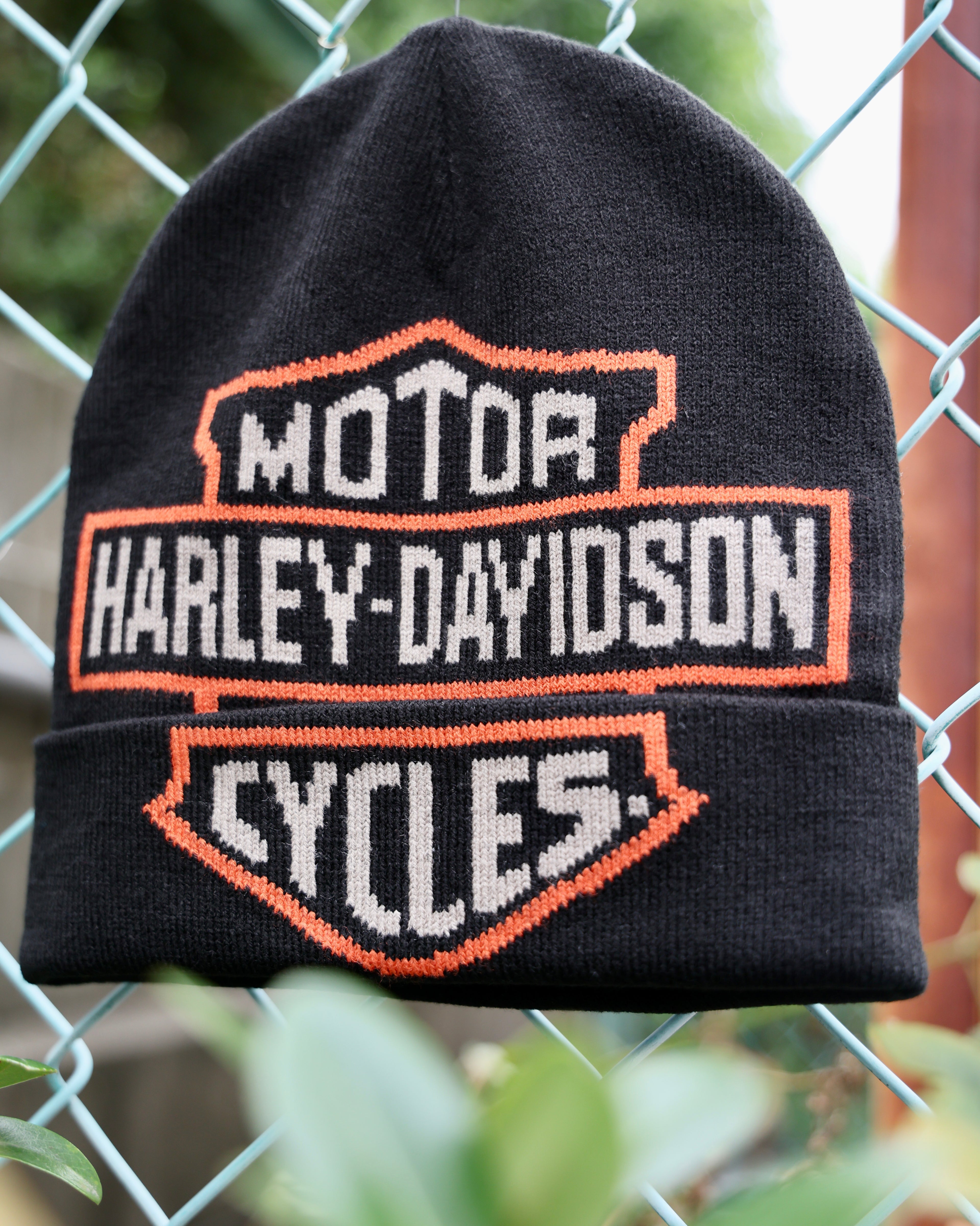 Oversized Bar & Shield Beanie black