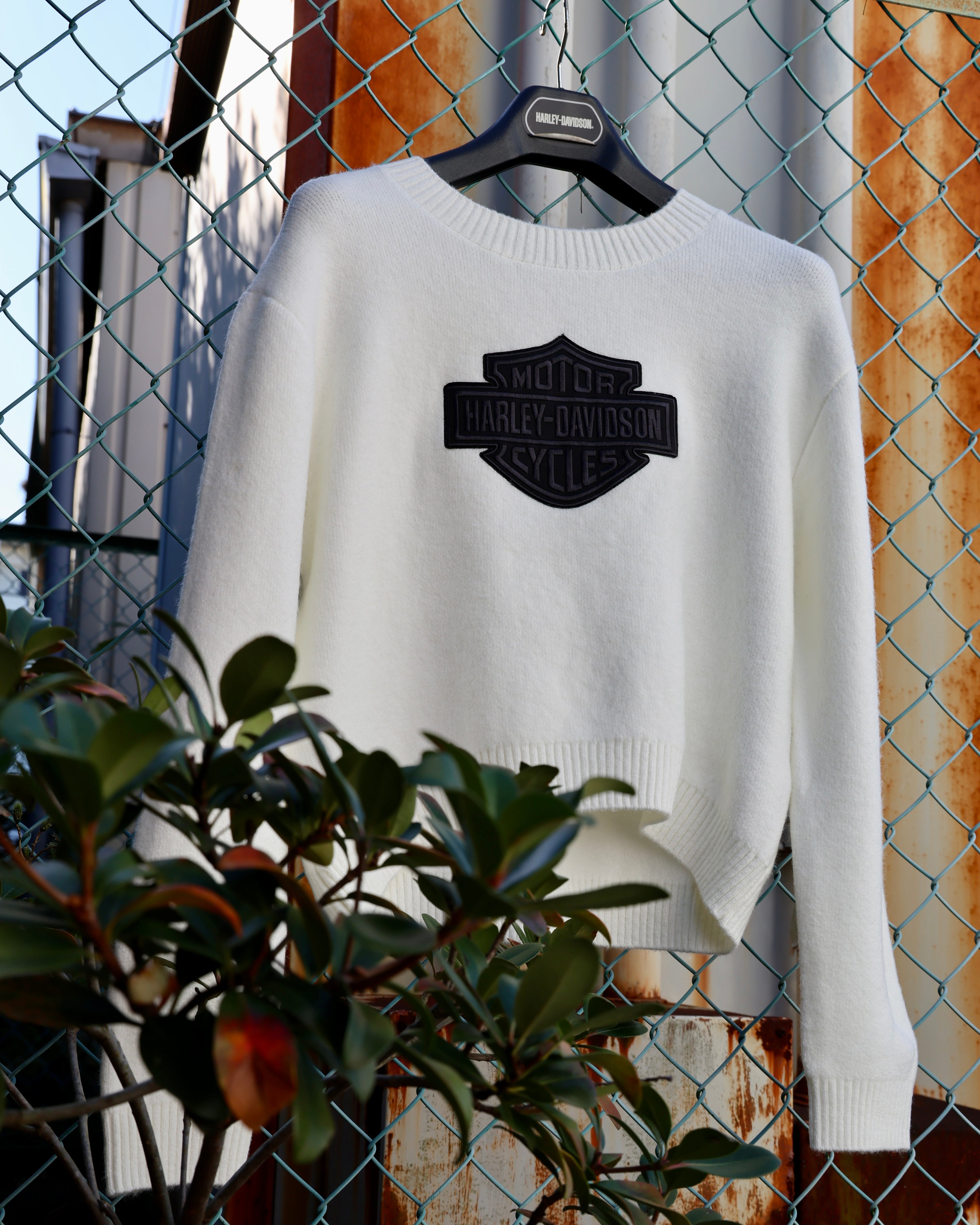 WOMEN'S BAR & SHIELD SWEATER